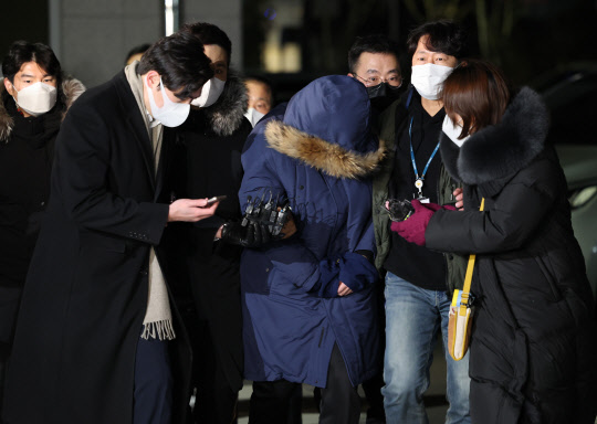 '경찰은 회삿돈 1880억원을 빼돌린 혐의를 받는 오스템임플란트 직원 이 모(45) 씨를 5일 검거했다고 밝혔다. 이 모 씨가 지난 6일 오전 서울 강서경찰서로 들어서고 있다. <연합뉴스>